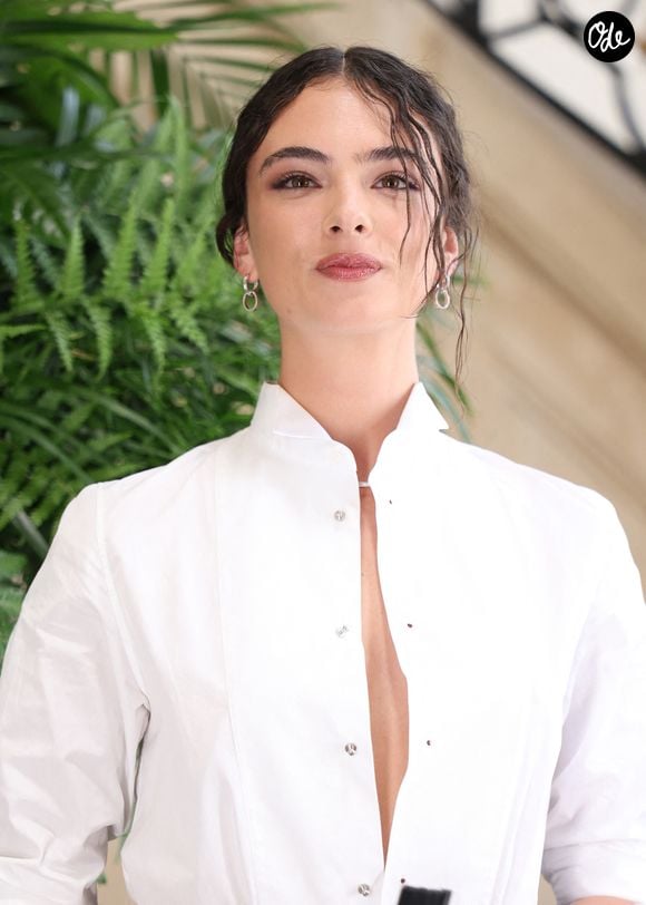 À 15 ans, Deva Cassel se lançait déjà dans une carrière de mannequin, posant en une des plus prestigieuses revues de mode et défilant sur les podiums. 

Deva Cassel au photocall du défilé de mode DIOR Collection Haute Couture Automne/Hiver 2026-2027 lors de la Fashion Week de Paris (PFW) au musée Rodin, à Paris, le 6 juillet 2026. 

© Denis Guignebourg/Bestimage