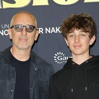 Gad Elmaleh prend la pose aux côtés de son fils Raphael, 12 ans : il est le portrait craché de sa mère Charlotte Casiraghi