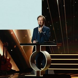 Exclusif - Stéphane Bern lors de l'enregistrement de l'émission "Laurent Gerra, l'anniversaire événement" présentée par S.Bern et qui sera diffusée le 7 juin 2025 sur France 2, au théâtre Marigny, à Paris, France, le 28 avril 2025. © Clovis-Moreau/Bestimage