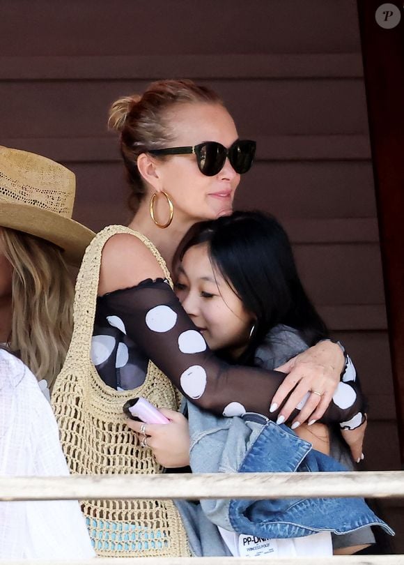 Exclusif - Laeticia Hallyday accompagnée de son compagnon Frédéric Suant et de sa fille Joy sont aller accueillir Jade à l'aéroport de Saint-Barthélemy-Rémy-de-Haenen où tout le monde se retrouve pour le 50ème anniversaire de Laeticia, à Saint-Jean, Saint-Barthélémy, Antilles françaises, France, le 15 mars 2025. Crédit : DOMINIQUE JACOVIDES / BESTIMAGE