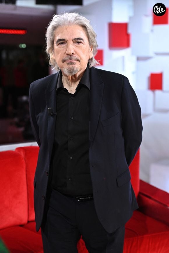 Exclusif - Serge Lama - Enregistrement de l'émission "Vivement Dimanche" présentée par M.Drucker et diffusée le 31 octobre sur France 2. Le 27 octobre 2021
© Guillaume Gaffiot / Bestimage