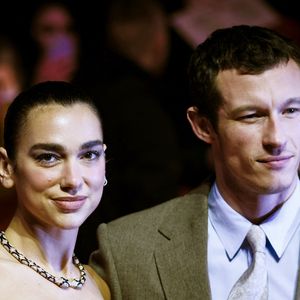 il propose une plage privée avec un service aux petits soins, une piscine à la vue imprenable sur la mer, ainsi qu’un restaurant étoilé Michelin.
Dua Lipa et Callum Turner - Première du film "'Rosebush Pruning" lors de la 76ème édition du festival international du film de Berlin (La Berlinale).
Crédit : Action Press / Bestimage