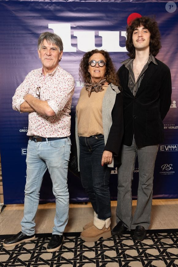 Tex avec sa femme Béatrice et leur fils Lothaire - Soirée de lancement du magazine Lui à l'hôtel Bowmann à Paris le 9 mars 2026. © Julien Sarkissian/ Bestimage