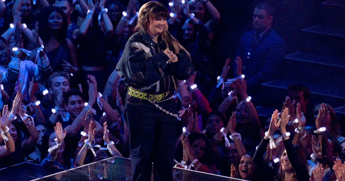Des images impressionnantes… Cette célèbre chanteuse qui a signé l’un des plus gros tubes de l’année perd connaissance sur scène
