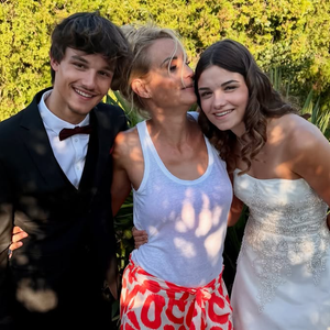 Mais Elodie Gossuin a de quoi s'occuper dans sa grande maison de l'Oise.
Elodie Gossuin et Bertrand Lacherie parents de deux paires de jumeaux : Rose et Jules ainsi que Joséphine et Léonard.