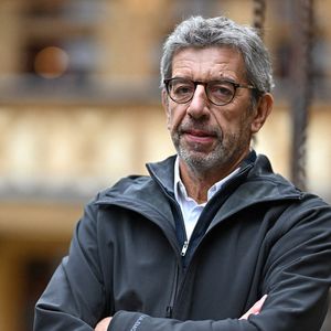 Michel Cymes lors de la 163e vente aux enchères des vins des Hospices de Beaune à Beaune, France, le 19 novembre 2023. Photo par Julien Reynaud/APS-Medias/ABACAPRESS.COM
