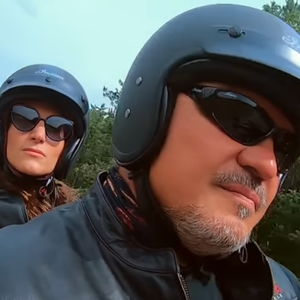 David Douillet, 56 ans aujourd'hui vit depuis 10 ans un grand amour...

Pour David Douillet et sa nouvelle épouse, le bonheur est dans l'Ain. Capture reportage France 3 Rhône Alpes.