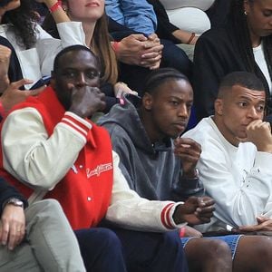 Omar Sy, Brice Tchaga et Kylian Mbappé assistent au match de basket opposant les Métropolitains 92 à Paris Basketball au gymnase Marcel-Cerdan de Levallois, le 16 mai 2023.
© Bestimage