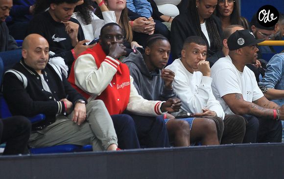 Omar Sy, Brice Tchaga et Kylian Mbappé assistent au match de basket opposant les Métropolitains 92 à Paris Basketball au gymnase Marcel-Cerdan de Levallois, le 16 mai 2023. 

© Bestimage