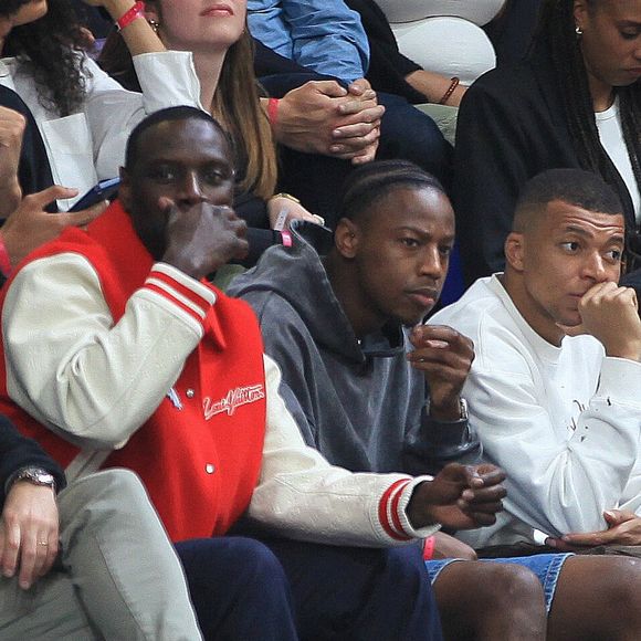 Omar Sy, Brice Tchaga et Kylian Mbappé assistent au match de basket opposant les Métropolitains 92 à Paris Basketball au gymnase Marcel-Cerdan de Levallois, le 16 mai 2023. 

© Bestimage