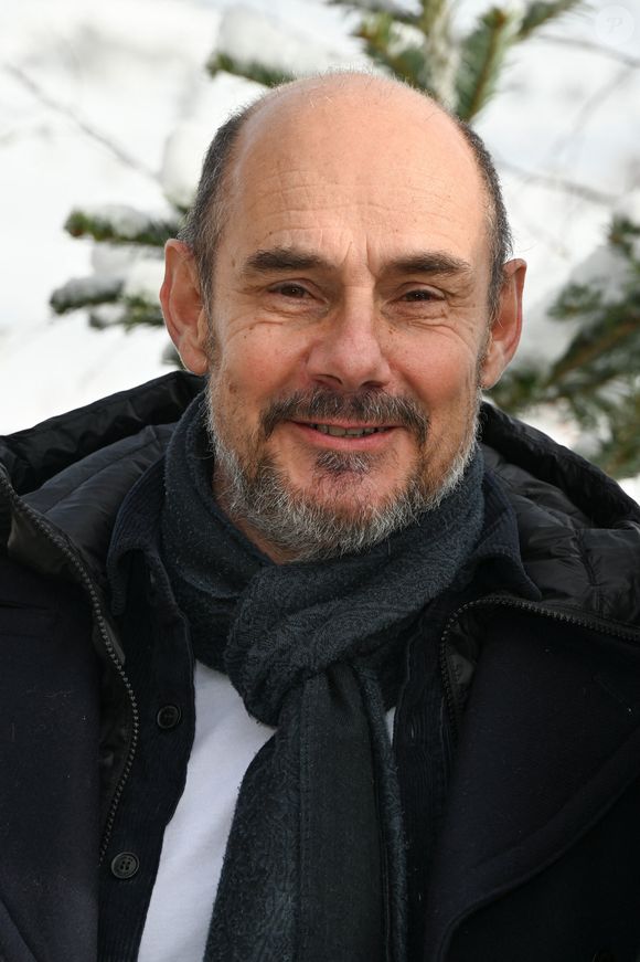 Bernard Campan posant pour le photocall du film 'Et plus si affinites' lors du 27ème Festival du Film de Comédie à L'Alpe d'Huez, France, le 19 janvier 2024. Photo by Mireille Ampilhac/ABACAPRESS.COM