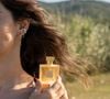 Ces parfums offrent une alternative sophistiquée aux traditionnelles brumes corporelles éphémères.
