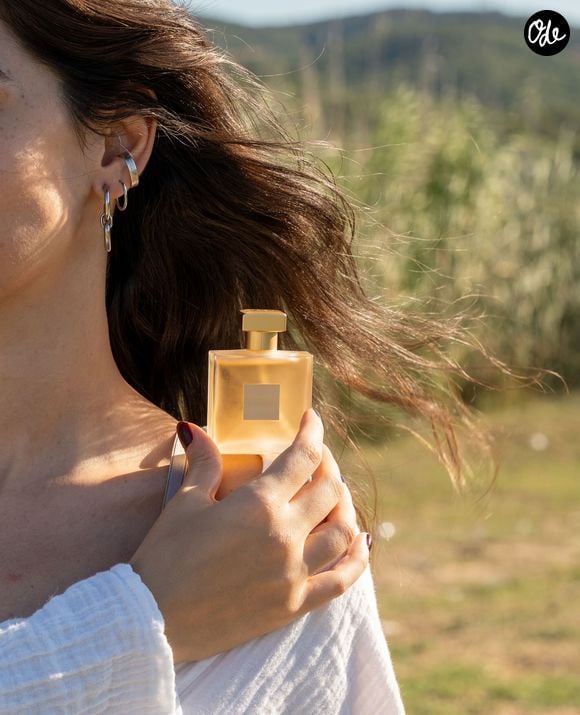 Ces parfums offrent une alternative sophistiquée aux traditionnelles brumes corporelles éphémères.