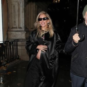 Ellie Goulding fait une entrée remarquée aux Fashion Awards 2025, le 1er décembre 2025, à Londres. © Backgrid UK/ Bestimage