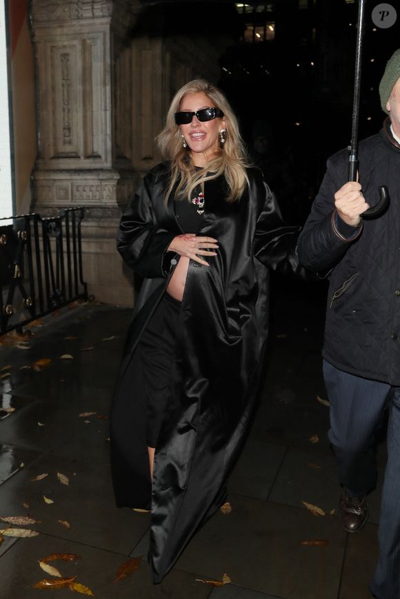 Ellie Goulding fait une entrée remarquée aux Fashion Awards 2025, le 1er décembre 2025, à Londres. © Backgrid UK/ Bestimage