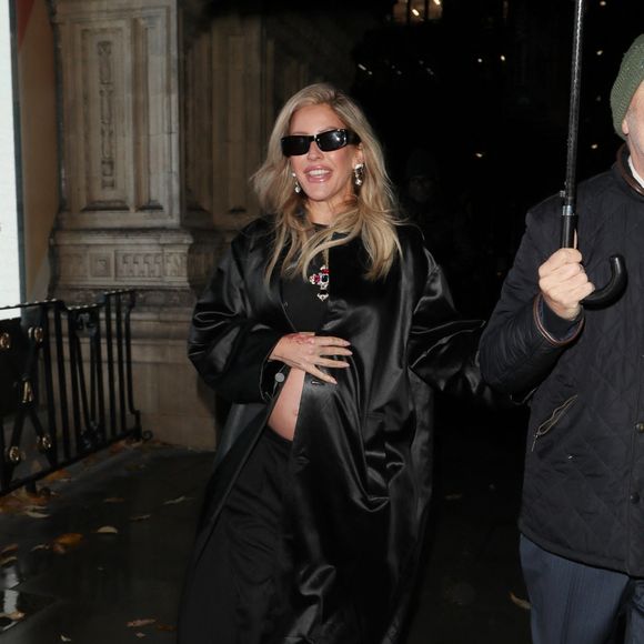 Ellie Goulding fait une entrée remarquée aux Fashion Awards 2025, le 1er décembre 2025, à Londres. © Backgrid UK/ Bestimage