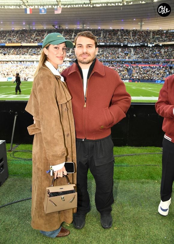 Le couple assistait au tout premier match de saison régulière de la NFL organisé en France.

Antoine Dupont et Iris Mittenaere lors du match de football américain NFL entre les Saints de la Nouvelle Orleans et les Steelers de Pittsburgh au Stade de France à Saint-Denis le 25 octobre 2026. © Veeren / Bestimage