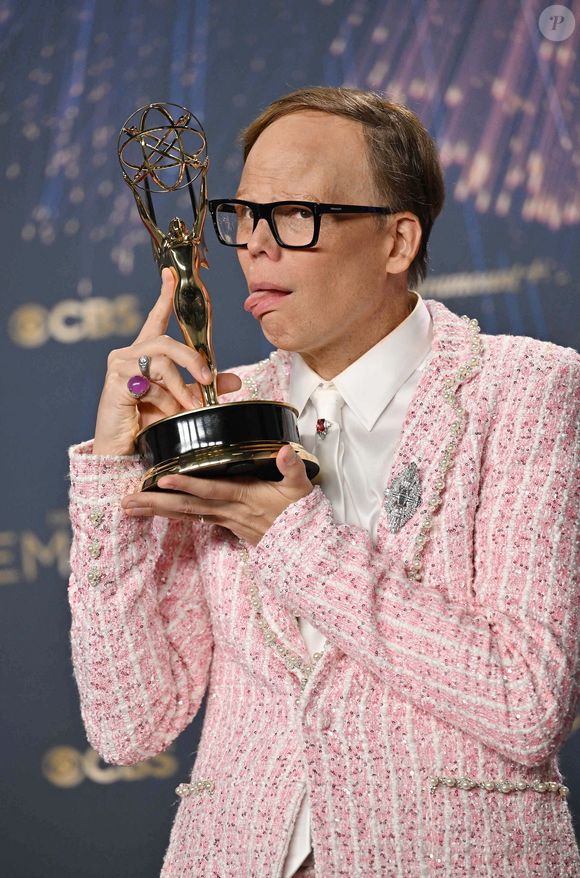 Jeff Hiller tient l'Emmy du meilleur second rôle dans une série comique pour 'Somebody Somewhere', dans les coulisses de la 77e cérémonie annuelle des Primetime Emmy Awards au Peacock Theater à Los Angeles, le dimanche 14 septembre 2025. Photo par Chris Chew/UPI/ABACAPRESS.COM.