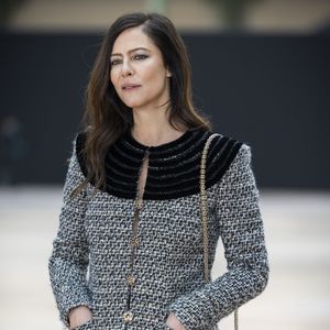 "C'est au niveau du sol, ce qui est très important pour moi. Je ne peux pas vivre en étage, je n'ai pourtant pas le vertige mais je m'y sens coincée"

Anna Mouglalis au photocall du défilé Chanel Mode Féminine Prêt-À-Porter Automne/Hiver 2025-2026 lors de la Fashion Week de Paris (PFW) au Grand Palais, à Paris, France, le 11 mars 2025. © Olivier Borde/Bestimage