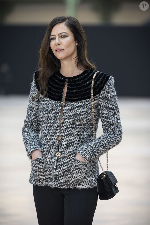 "C'est au niveau du sol, ce qui est très important pour moi. Je ne peux pas vivre en étage, je n'ai pourtant pas le vertige mais je m'y sens coincée"

Anna Mouglalis au photocall du défilé Chanel Mode Féminine Prêt-À-Porter Automne/Hiver 2025-2026 lors de la Fashion Week de Paris (PFW) au Grand Palais, à Paris, France, le 11 mars 2025. © Olivier Borde/Bestimage