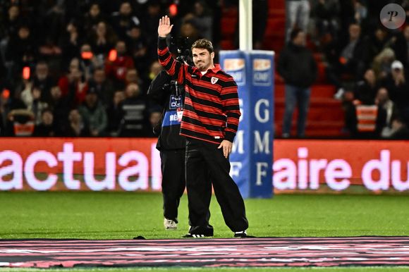 Nos confrères et consœurs du "Parisien" ont révélé le salaire exorbitant du capitaine du XV de France.

Antoine Dupont au stade Ernest-Wallon à Toulouse, le 1er novembre 2025. 

Photo : Thierry Breton / Psnewz / Bestimage