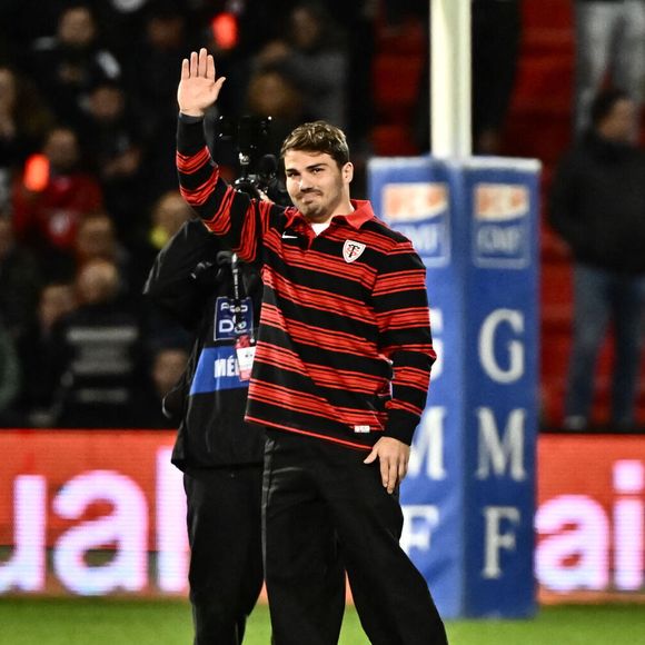 Nos confrères et consœurs du "Parisien" ont révélé le salaire exorbitant du capitaine du XV de France.

Antoine Dupont au stade Ernest-Wallon à Toulouse, le 1er novembre 2025. 

Photo : Thierry Breton / Psnewz / Bestimage