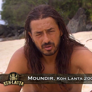 C'est Moundir, star de Koh-Lanta, qui encourage la jeune candidate 

Moundir dans Koh-Lanta 2014, épisode 7, diffusé le 31 octobre 2014 sur TF1.