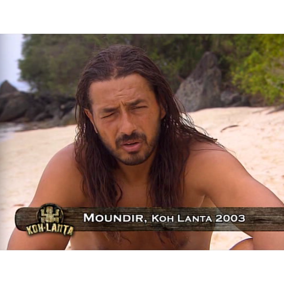 C'est Moundir, star de Koh-Lanta, qui encourage la jeune candidate 

Moundir dans Koh-Lanta 2014, épisode 7, diffusé le 31 octobre 2014 sur TF1.