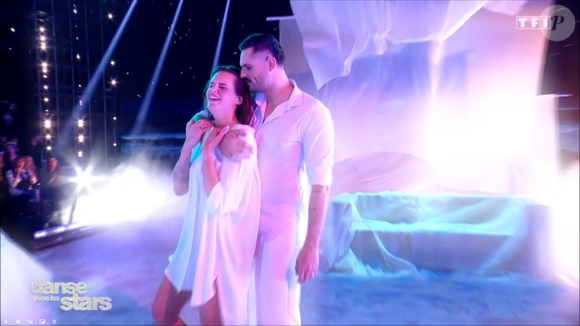 Ensemble, ils ont réalisé une danse contemporaine aux côtés de Christian Millette, pour un total de 28 points.


Danse avec les stars : Ce moment de complicité entre Elsa Bois et Florent Manaudou est passé inaperçu - capture d'écran TF1