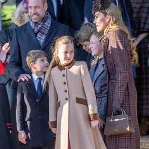 Le prince William, prince de Galles, et Catherine (Kate) Middleton, princesse de Galles, Le prince Louis de Galles, La princesse Charlotte de Galles, Mia Tindall, Le prince George de Galles - Le roi d'Angleterre et la reine consort d'Angleterre, accompagnés de membres de la famille royale, assistent à l'office de Noël à l'église Sainte-Marie-Madeleine de Sandringham, le 25 décembre 2025.
