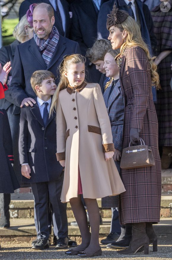 Le prince William, prince de Galles, et Catherine (Kate) Middleton, princesse de Galles, Le prince Louis de Galles, La princesse Charlotte de Galles, Mia Tindall, Le prince George de Galles - Le roi d'Angleterre et la reine consort d'Angleterre, accompagnés de membres de la famille royale, assistent à l'office de Noël à l'église Sainte-Marie-Madeleine de Sandringham, le 25 décembre 2025.