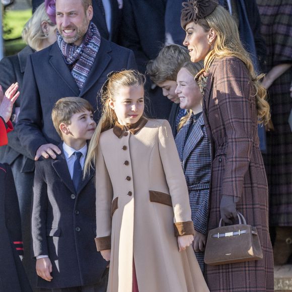 Le prince William, prince de Galles, et Catherine (Kate) Middleton, princesse de Galles, Le prince Louis de Galles, La princesse Charlotte de Galles, Mia Tindall, Le prince George de Galles - Le roi d'Angleterre et la reine consort d'Angleterre, accompagnés de membres de la famille royale, assistent à l'office de Noël à l'église Sainte-Marie-Madeleine de Sandringham, le 25 décembre 2025.