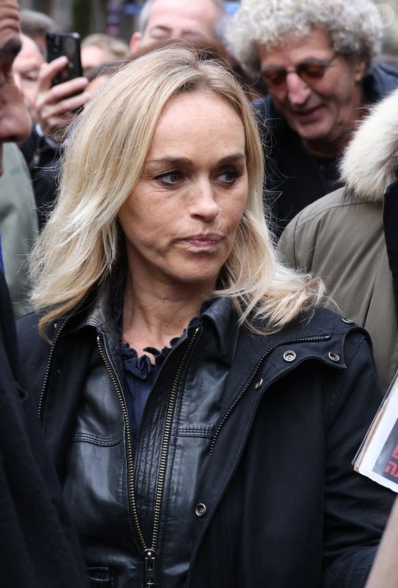 Ce mardi 3 mars, Cécile de Ménibus a révélé qu'elle ne souhaitait pas voir revenir les influenceurs français : "Ils ont voulu partir pour des raisons fiscales, pour ne pas payer d’impôts (...) dès qu'il y a un petit problème, ça veut revenir".

Cécile de Ménibus à la marche pour la République et contre l'antisémitisme à Paris, le 12 novembre 2023.

Photo : Denis Guignebourg / Bestimage