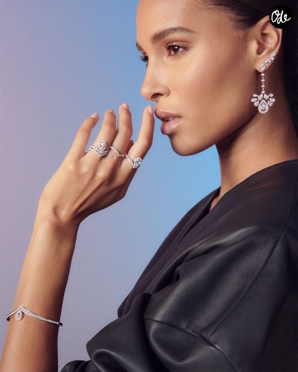 L'affaire a finalement éclaté à l'été 1987 avec un dépôt de bilan spectaculaire, laissant un trou financier de plus de deux milliards de francs et conduisant à l'incarcération des dirigeants. 

Cindy Bruna porte la nouvelle collection "Josephine" de la maison Chaumet
