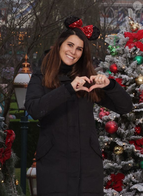 Karine Ferri - Les célébrités fêtent Noël à Disneyland Paris en novembre 2021. La féérie de Noël brille de mille feux à Disneyland Paris ! Pour célébrer l’ouverture de la saison, plusieurs célébrités se sont retrouvées au Parc pour découvrir les festivités les plus magiques d’Europe et rencontrer les Personnages Disney dans leur plus beaux habits de Noël. © Disney via Bestimage