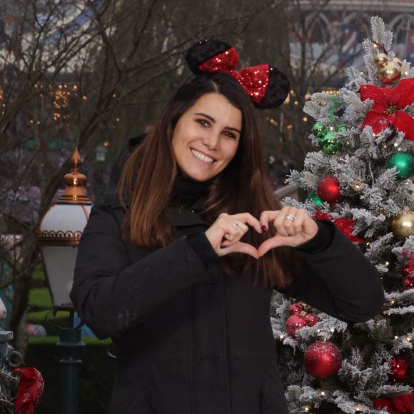 Karine Ferri - Les célébrités fêtent Noël à Disneyland Paris en novembre 2021. La féérie de Noël brille de mille feux à Disneyland Paris ! Pour célébrer l’ouverture de la saison, plusieurs célébrités se sont retrouvées au Parc pour découvrir les festivités les plus magiques d’Europe et rencontrer les Personnages Disney dans leur plus beaux habits de Noël. © Disney via Bestimage