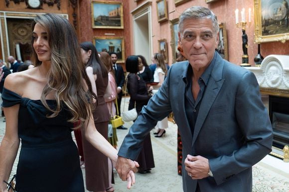 Très heureuse en amour avec l'acteur, l'avocate s'est confiée sur le soutien de taille qu'il représente pour elle au quotidien. 

Le roi Charles III d'Angleterre, en compagnie de George Clooney et de sa femme Amal lors de la réception pour les lauréats des "King's Trust Awards 2025" au Palais de Buckingham à Londres, le 25 juin 2025 @Stefan Rousseau/WPA-Pool/Bestimage