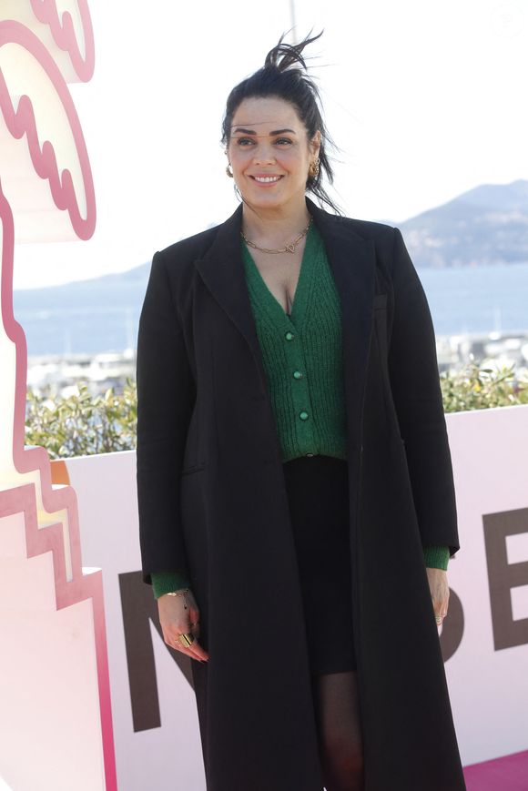 Lola Dewaere au photocall de la série "Astrid et Raphaëlle" lors de la 5ème saison du festival International des Séries "Canneseries" à Cannes, France, le 2 avril 2022. 

© Denis Guignebourg/Bestimage