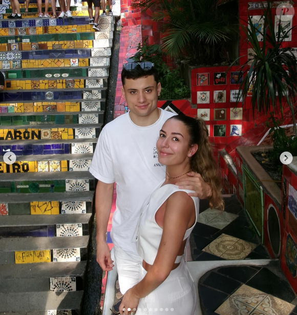 Le couple partage des photos complices entre plages, stades et paysages de Rio.

Capture Instagram - Louis_bielle