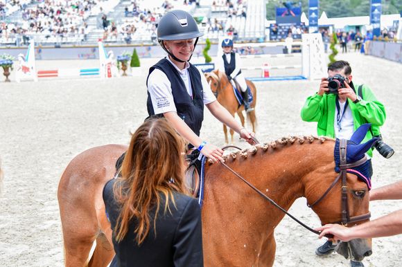 Elle a pris part à la 11e édition du Longines Paris Eiffel Jumping, dans la catégorie junior. 

Carla Bruni et sa fille Giulia Sarkozy après le prix Kids Cup L’Envol dans l'Espace VIP lors de la 10ème édition du "Longines Paris Eiffel Jumping" à la Plaine de Jeux de Bagatelle à Paris, France, le 21 juin 2024. © Perusseau-Veeren/Bestimage