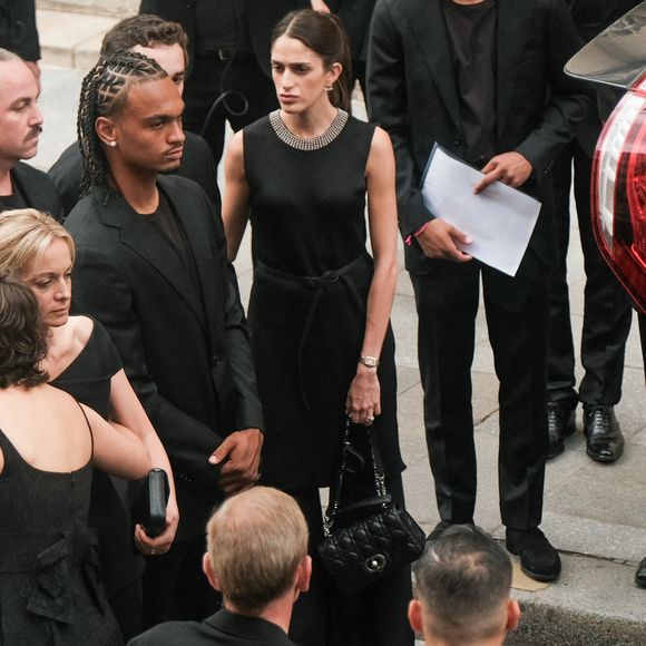 Audrey Crespo-Mara, son fils Sekou, Manon Ardisson, Ninon Ardisson, Gaston Ardisson et sa compagne - Sorties des obsèques de Thierry Ardisson en l’église Saint-Roch de Paris, France, le 17 juillet 2025. © Bestimage