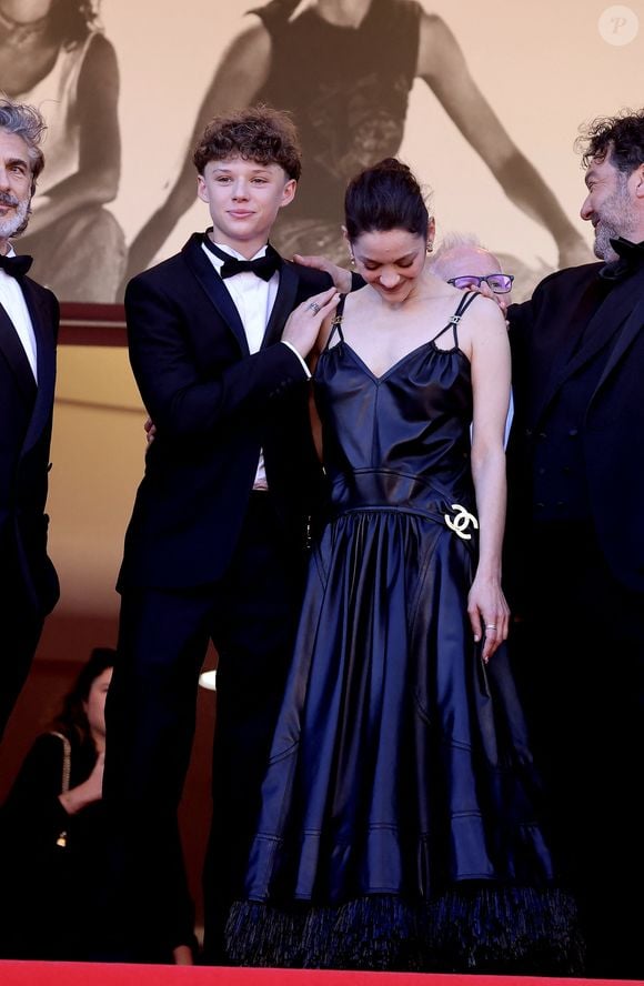 Photographiée avec lui, l’actrice semblait particulièrement émue, tandis que son fils paraissait la rassurer et la réconforter devant le Palais des Festivals.

Marcel Canet et sa mère Marion Cotillard - Montée des marches du film " Karma " lors du 79ème Festival International du Film de Cannes, le 15 mai 2026. © Jacovides-Moreau / Bestimage