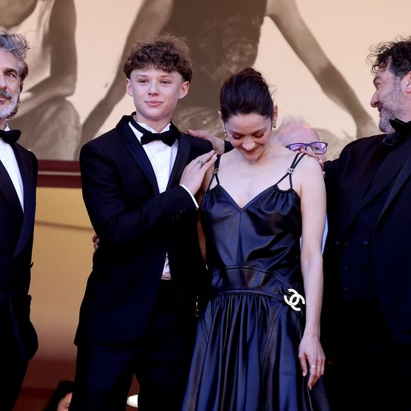 Photographiée avec lui, l’actrice semblait particulièrement émue, tandis que son fils paraissait la rassurer et la réconforter devant le Palais des Festivals.

Marcel Canet et sa mère Marion Cotillard - Montée des marches du film " Karma " lors du 79ème Festival International du Film de Cannes, le 15 mai 2026. © Jacovides-Moreau / Bestimage