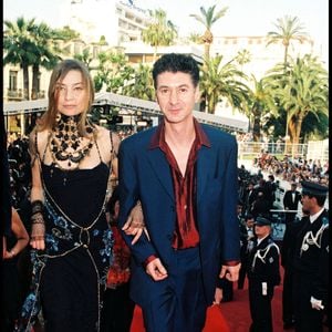 Elli Medeiros et Etienne Daho lors de la présentation du film "Ceux qui m'aiment prendront le train" au festival de Cannes 1998.©Bestimage
