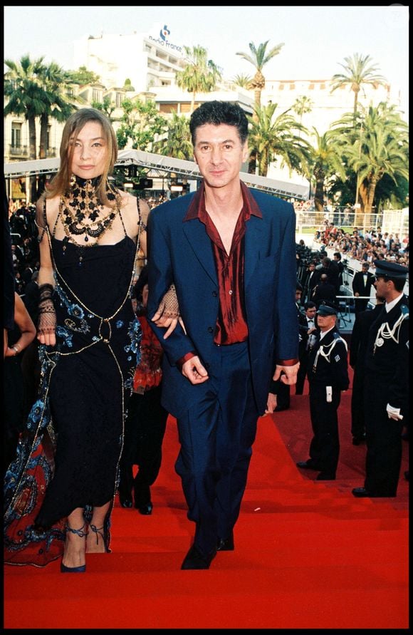 Elli Medeiros et Etienne Daho lors de la présentation du film "Ceux qui m'aiment prendront le train" au festival de Cannes 1998.©Bestimage