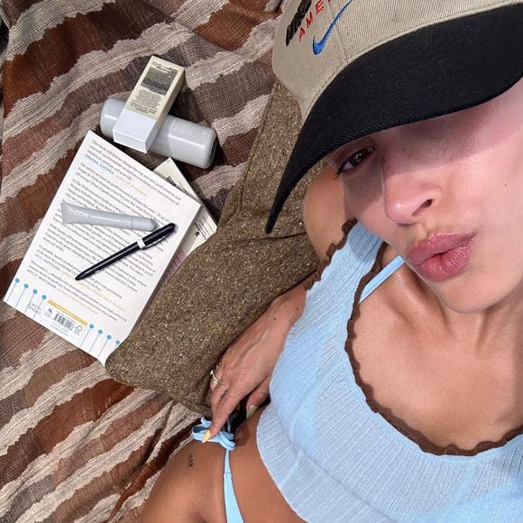 Hailey Bieber sur son compte Instagram dans un maillot de bain bleu tiffany.