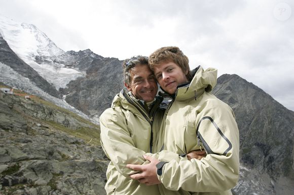 Antoine est comédien et travaille dans l'événementiel.

Le présentateur de télévision français Gérard Holtz et son fils Antoine (18 ans) gravissent le Mont Blanc dans le cadre d'une campagne pour l'événement environnemental 'Pure Mountain', à Saint-Gervais, dans le sud-est de la France, le 25 août 2005. Photo par Laurent Zabulon/ABACAPRESS.COM