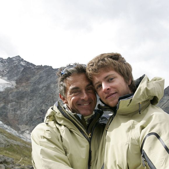 Antoine est comédien et travaille dans l'événementiel.

Le présentateur de télévision français Gérard Holtz et son fils Antoine (18 ans) gravissent le Mont Blanc dans le cadre d'une campagne pour l'événement environnemental 'Pure Mountain', à Saint-Gervais, dans le sud-est de la France, le 25 août 2005. Photo par Laurent Zabulon/ABACAPRESS.COM
