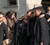 Michel Ferracci, venu avec ses fils, s'est ensuite effondré dans ses bras, avant de recevoir de la part de la chanteuse Lââm, venue incognito, un cadeau
Milla Savarese, la fille de la défunte, le veuf Michel Ferracci et son fils Enzo Ferracci à la sortie des obsèques d'Emilie Dequenne au cimetière Père Lachaise à Paris, France, le 26 mars 2025. © Cyril Moreau/Bestimage