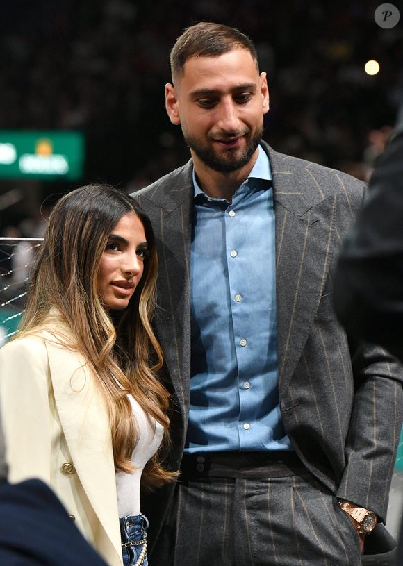 Un petit garçon qui fait le bonheur de ses parents, qui l’ont déjà présenté au vestiaire du PSG

Gianluigi Donnarumma (gardien de but du PSG) et sa femme Alessia Elefante - Personnalités lors du match de tennis "N.Djokovic vs L.Musetti" pendant le tournoi "Rolex Paris Masters 2022" à Bercy AccorHotels Arena à Paris. Le 4 novembre 2022
© Veeren / Bestimage